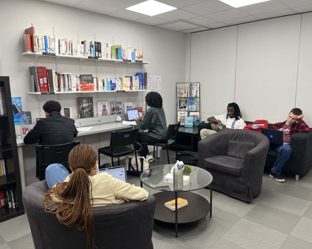 Students studying at the IES Abroad Paris Center.