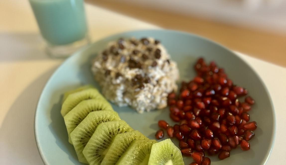 kiwi, coconut chia porridge, pomegranate