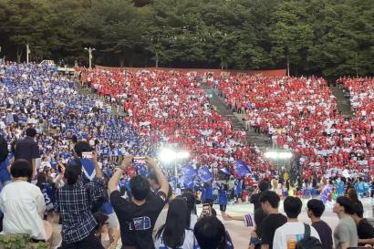 The Ampitheater packed full of Yonsei and Korea University students singing songs and dancing