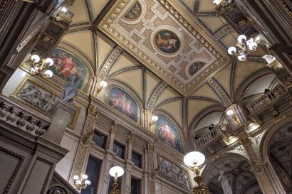 The beautiful ceiling of the Wiener Staatsoper foyer.