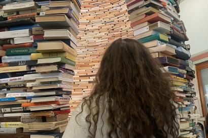 girl standing infront of infinity book tower in prague 