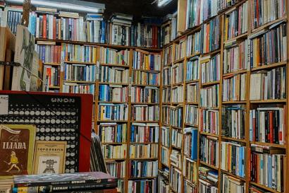 book shelves in a bookstore