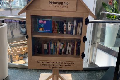 Picture of lending library at the Príncipe Pio Mall in Madrid. 