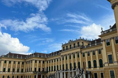 This is an image of the Schönbrunn palace from the side.