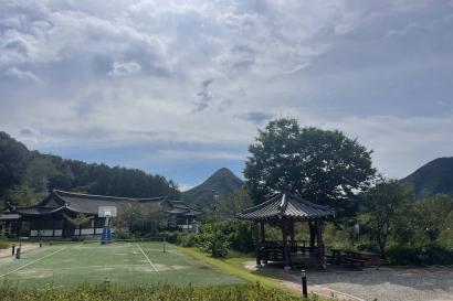 Image of Korean traditional homes surrounded by mountains and trees 
