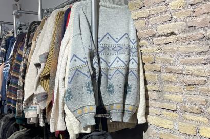 A photo of the sweater selection at Humana Vintage
