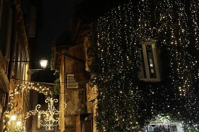 A photo of a Roman street being imbued with beautiful holiday lights.
