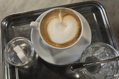 A beautiful coffee with foam art of an apple on top