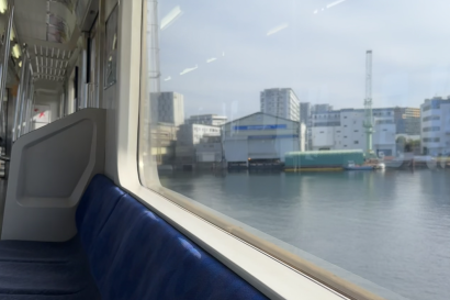 A picture of Japan's river from the empty train's window