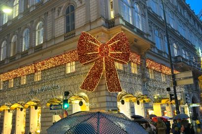 the giant red bow, an iconic Vienna Christmas decoration