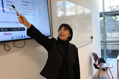 IES Abroad professor teaching in a classroom.