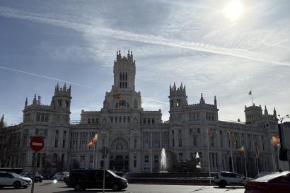 Image of a sunny day in front of Centro Cibeles 