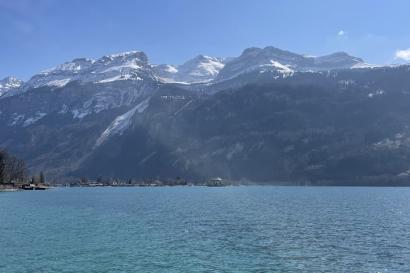 Mountains in Brienz next to the lake with aquamarine water