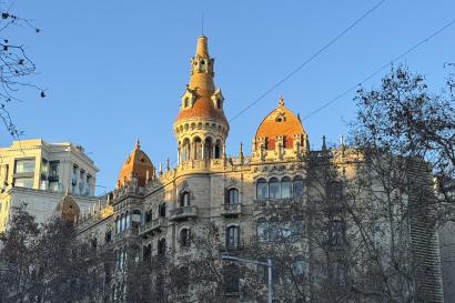 A building on Passeig de Gràcia reflecting the setting sun.