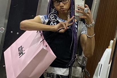 A mirror selfie of me holding a pink shopping bag that says "hieta" while holding up a peace sign.