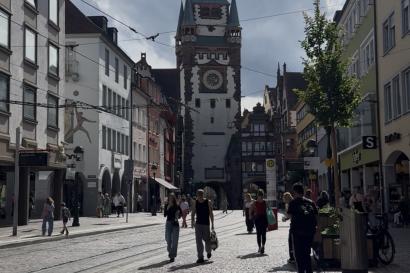 At the former city edge is the Bertoldsbrunnen, soaring above Freiburg.
