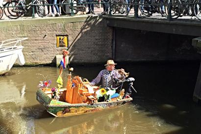 Musician on canals 