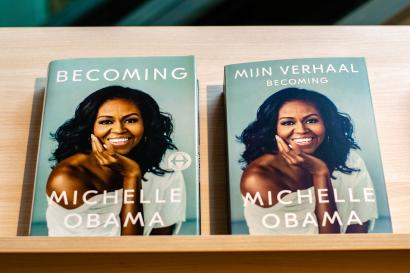 English and Dutch version of "Becoming" by Michelle Obama, side by side.