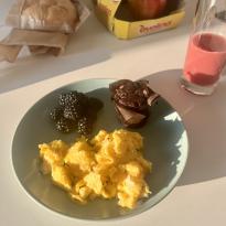 blackberries, eggs, muffin
