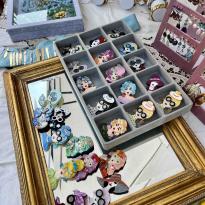 Photo of broaches and jewelry in the Santo Spirito Market in Florence.