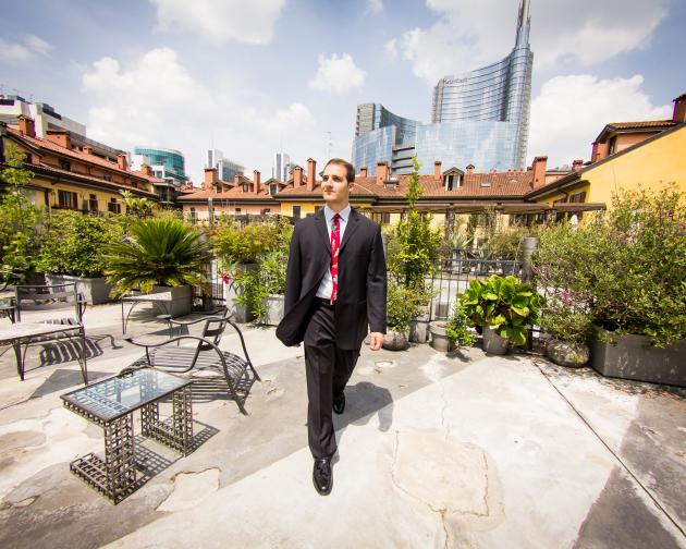Intern dressed in a suit walking in Milan