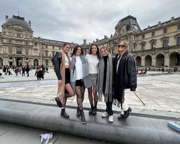 5 girls posing for a picture in Paris