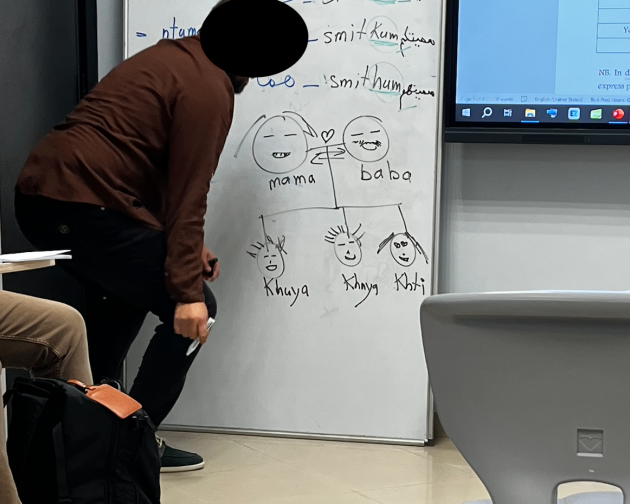 Darija professor poorly drawing a family tree