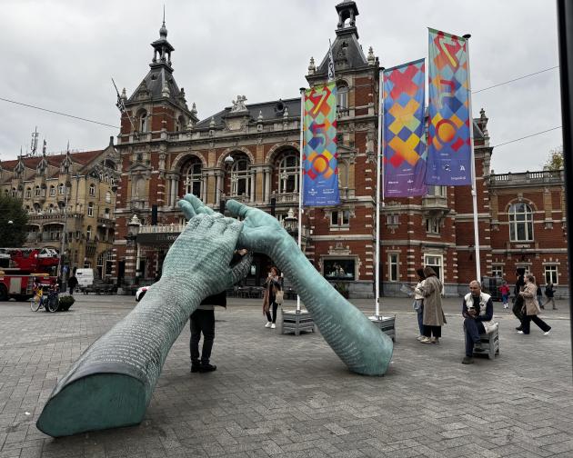 Statue of two hands holding