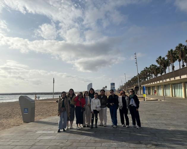 Group of FEU students posing along the beach in Barcelona