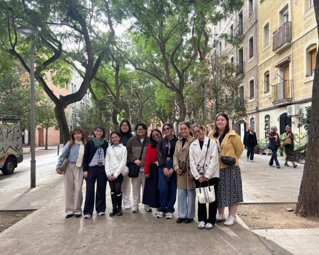 FEU Students posing in front of Las Ramblas in Barcelona outside