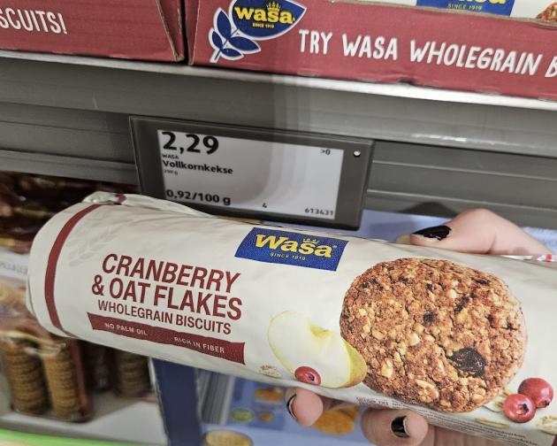 Cranberry oat flake biscuits from Hofer.