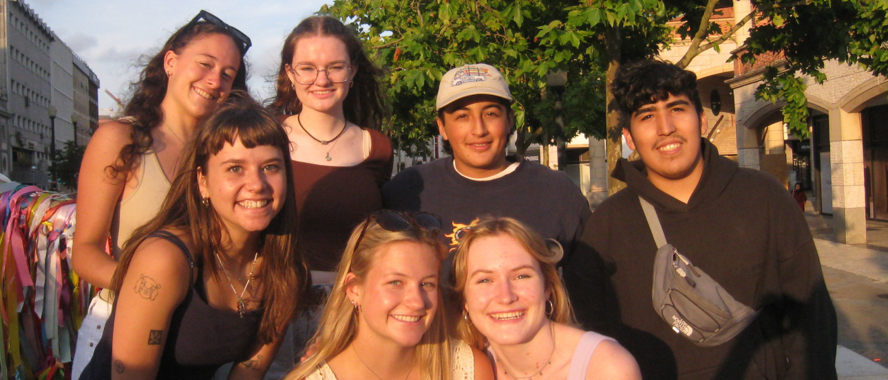 Group of friends smiling and posing together in Salamanca 