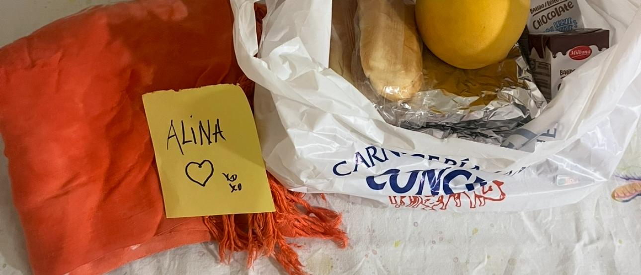My host mom wrote me a note with some hearts on it, placed on a towel adjacent to the lunch she packed me for our trip to Cabo de Gata.