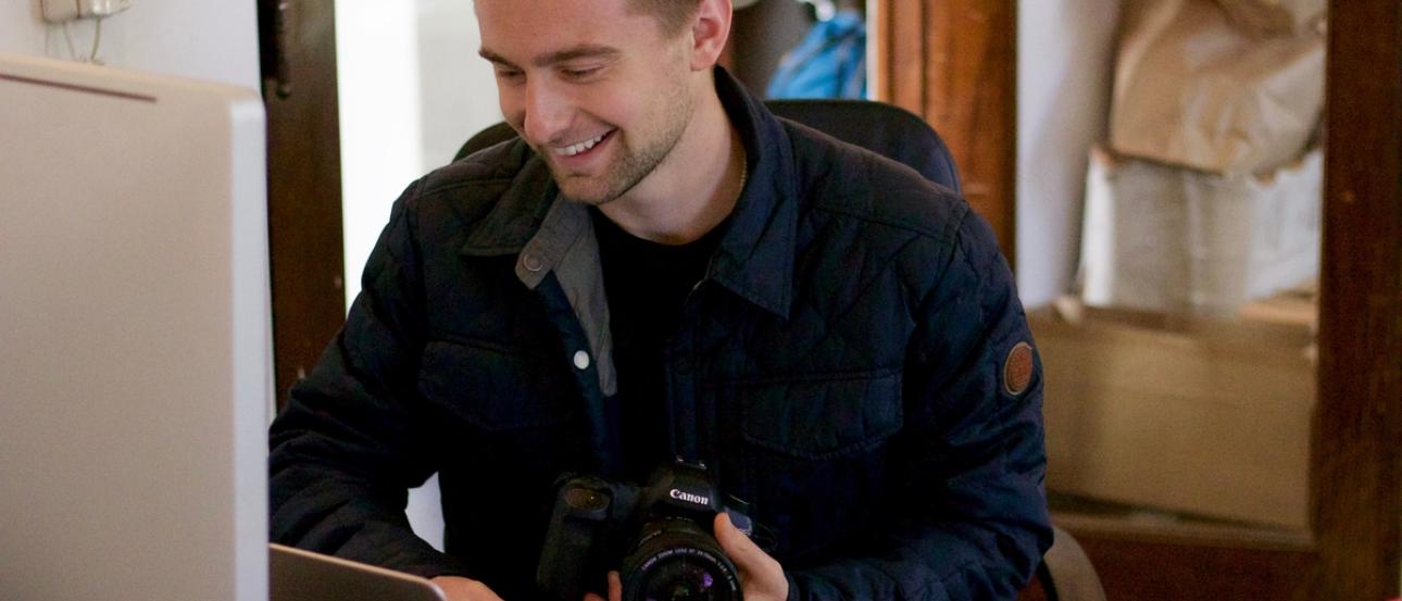 Student at Sydney internship uploading photos 