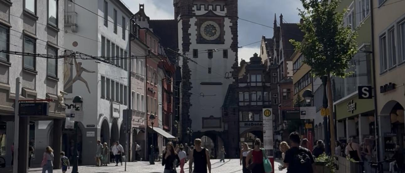 At the former city edge is the Bertoldsbrunnen, soaring above Freiburg.