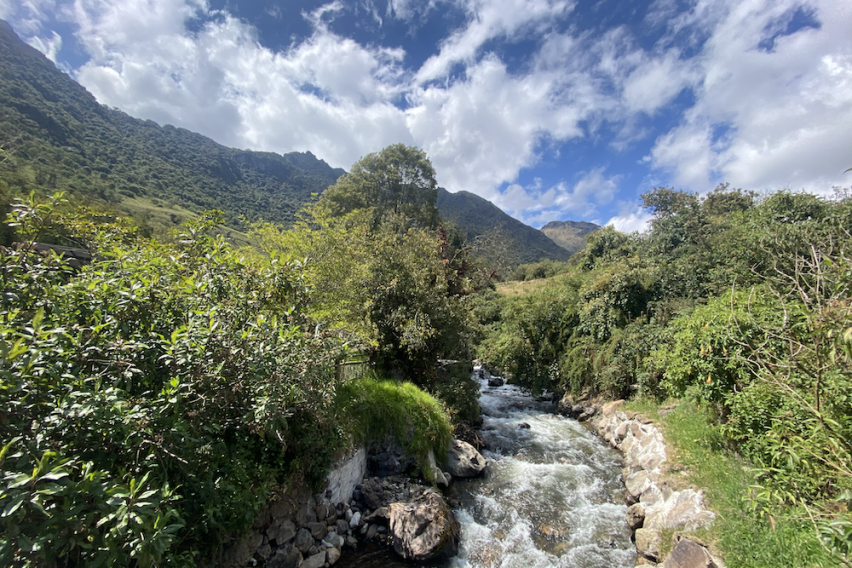 A running river splitting an embankment in Quito.