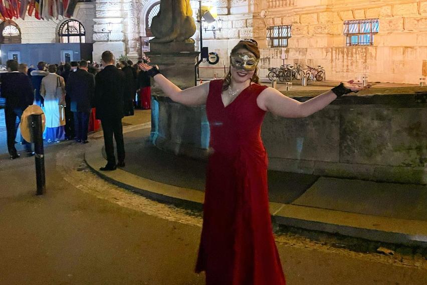 Me standing in front of the Hofburg before the ball.