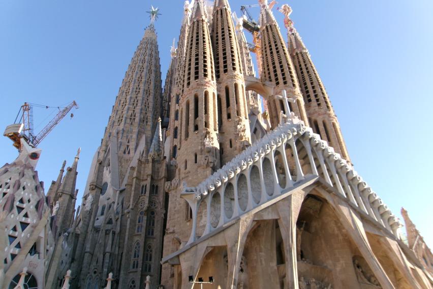 A picture of Basílica de la Sagrada Família from the West side