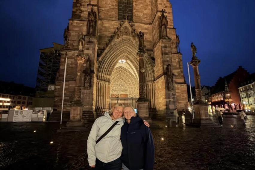 The author and her mom standing in front of the Freiburg Münster on a rainy night