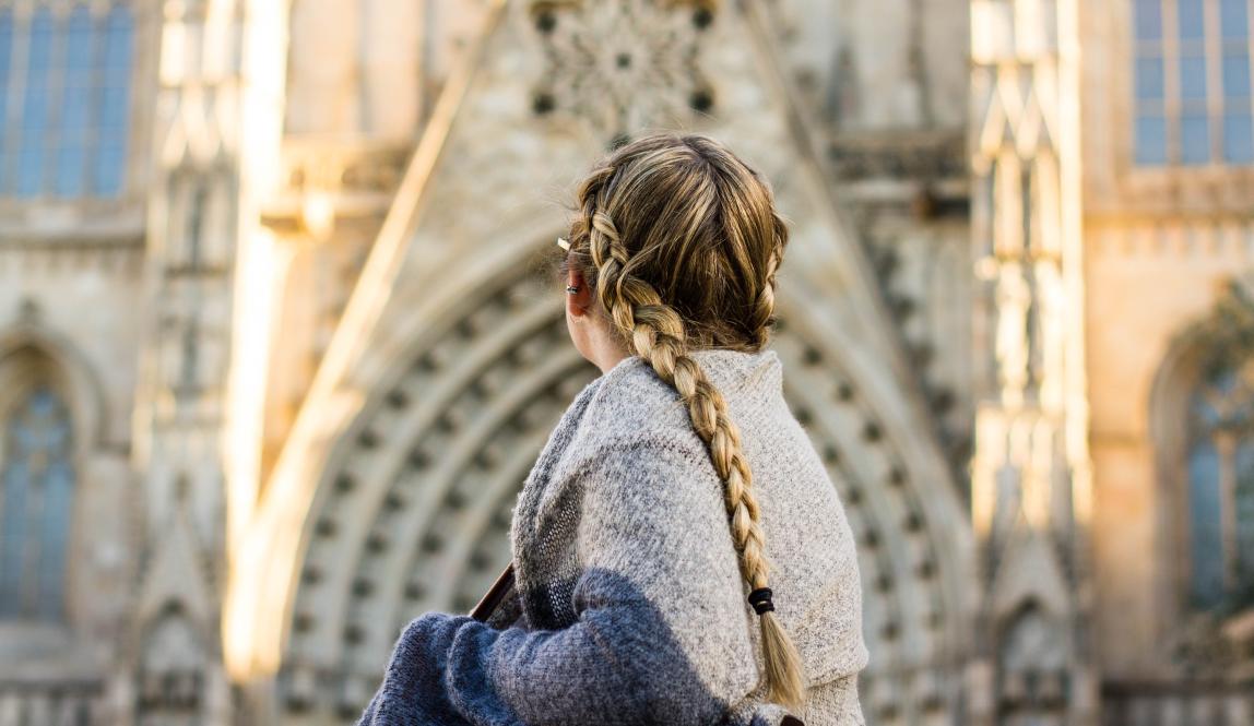 student looking up at Basílica de la Sagrada Família in Barcelona