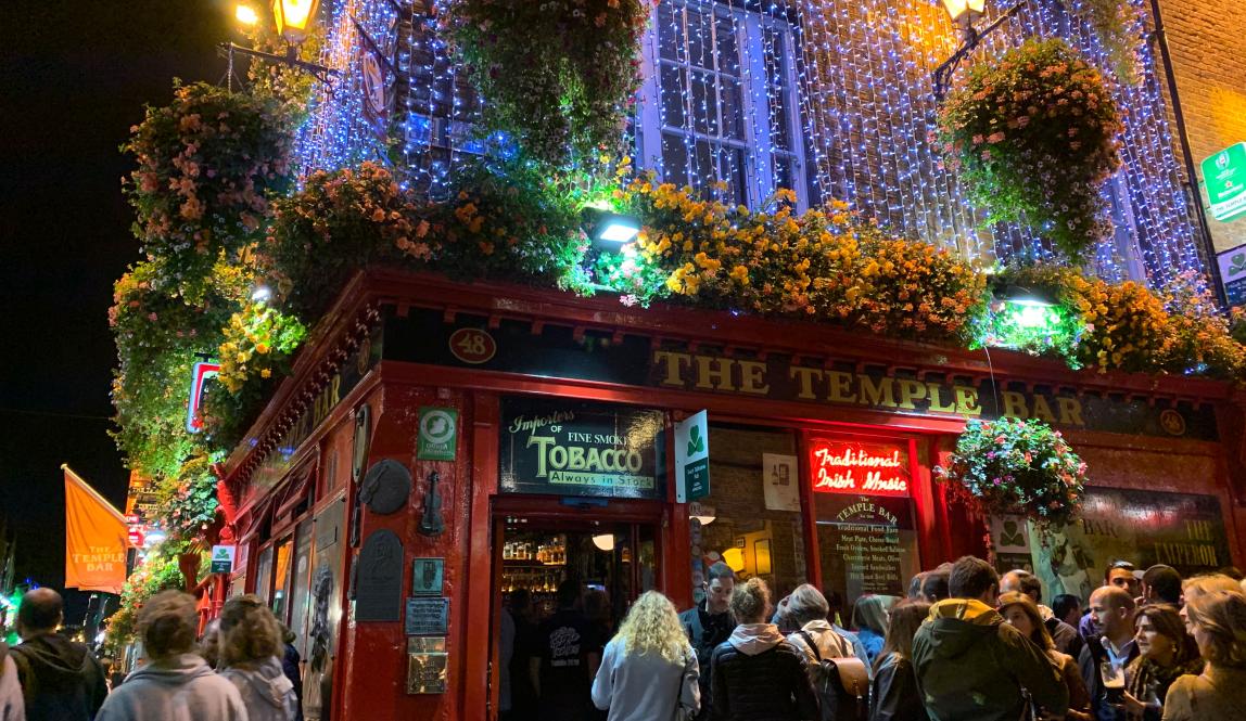 crowds outside of Temple Bar at night