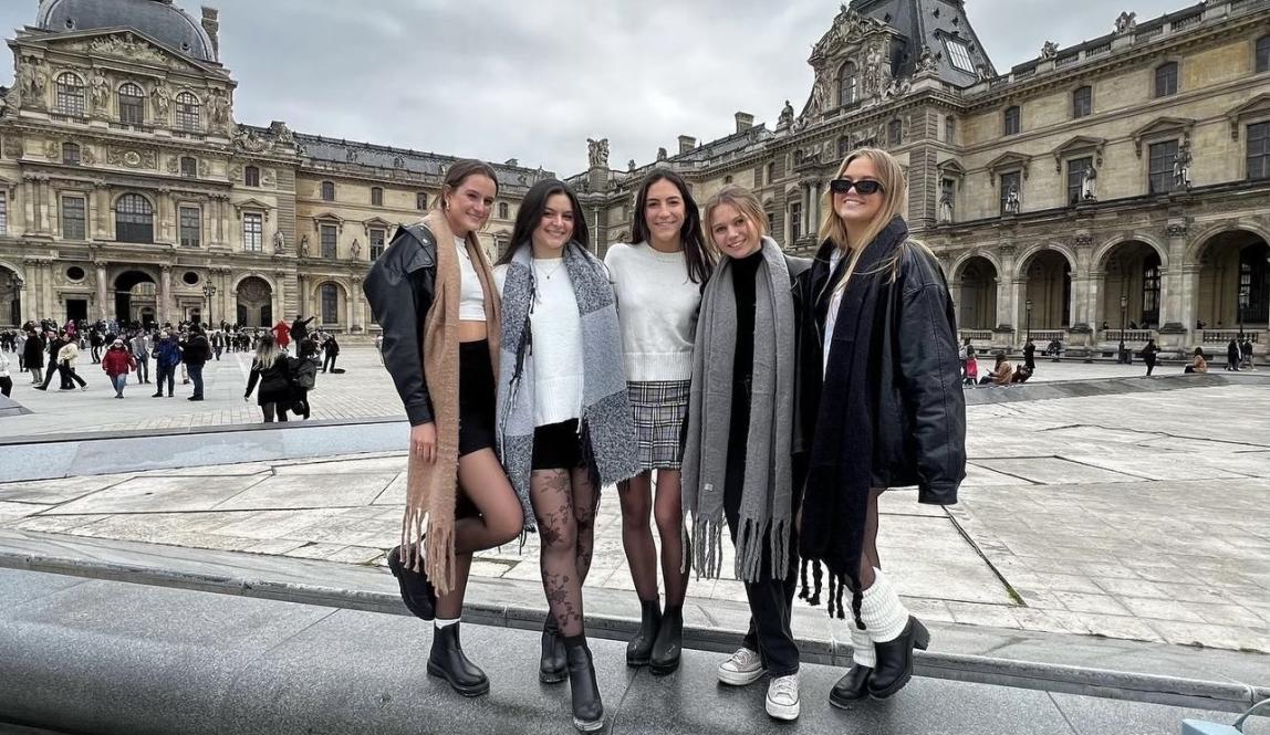 5 girls posing for a picture in Paris