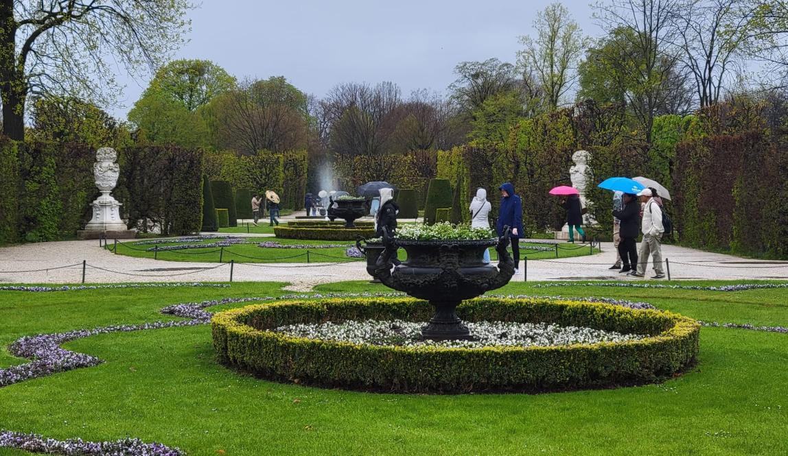 Shown is a part of the garden at the Schönbrunn Palace.