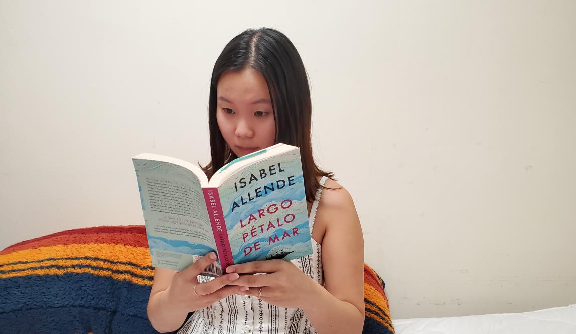 Reading Largo Petalo de Mar by Isabel Allende
