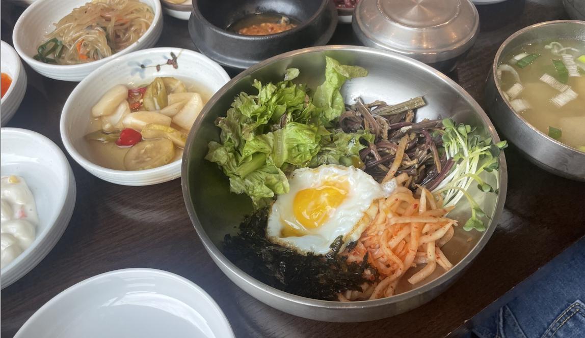 Image of meal with bibimbap and side plates 