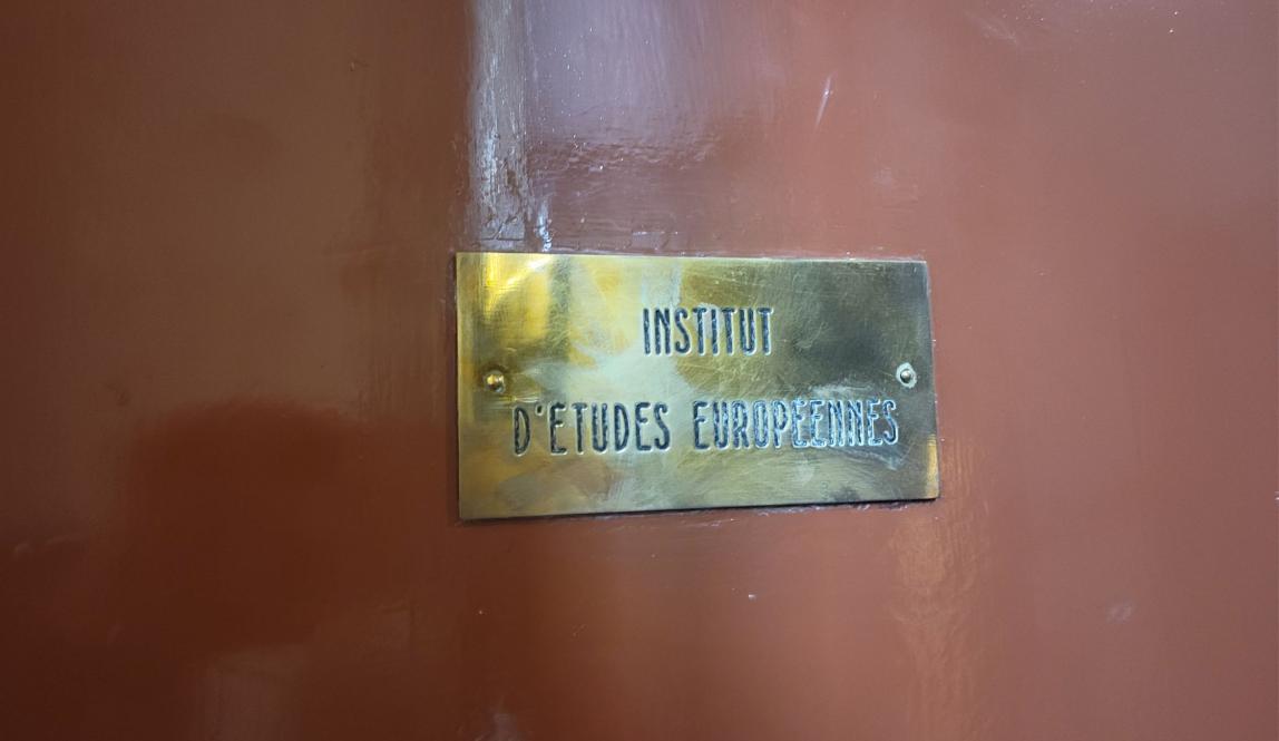 A plaque on the main entrance saying "Institut D'Etudes Europeenes" which means Institute of European Studies. 