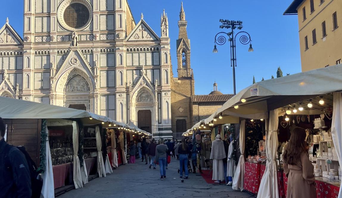 Photo of the booths at the Santa Croce market 