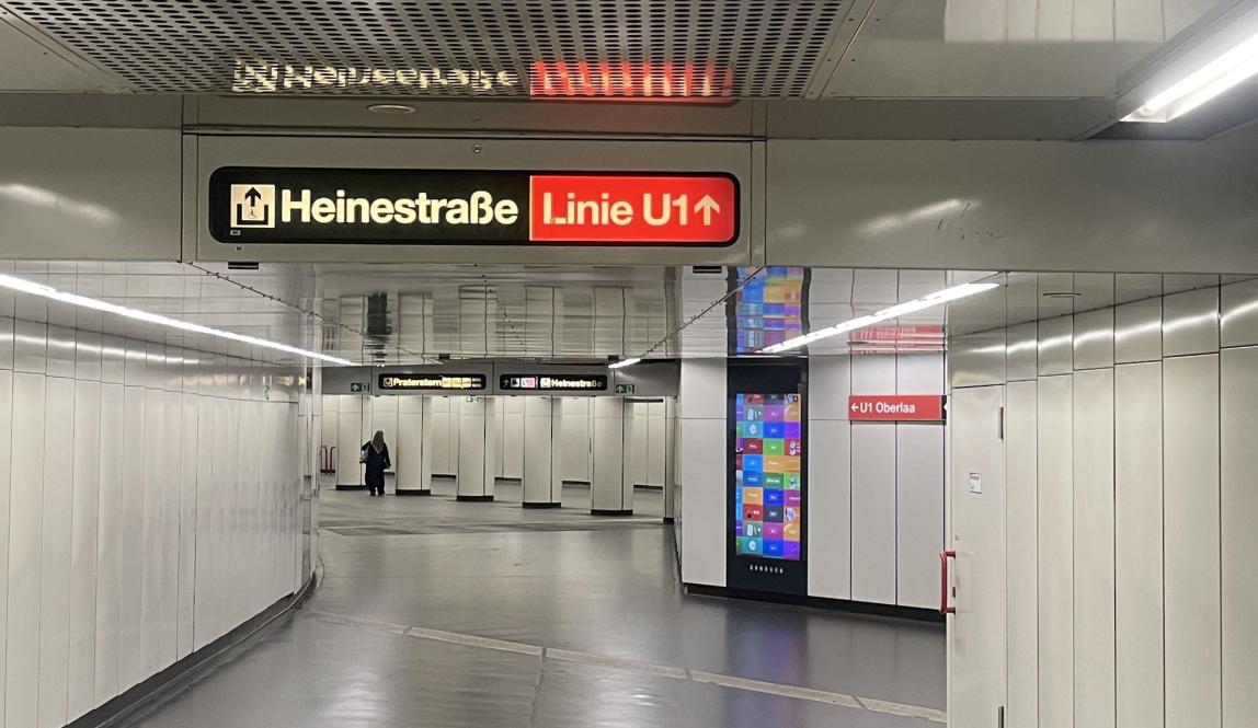 U-bahn station interior, left sign shows exit, right sign shows other platform