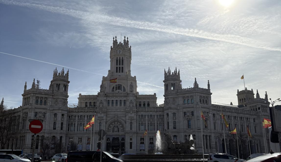 Image of a sunny day in front of Centro Cibeles 