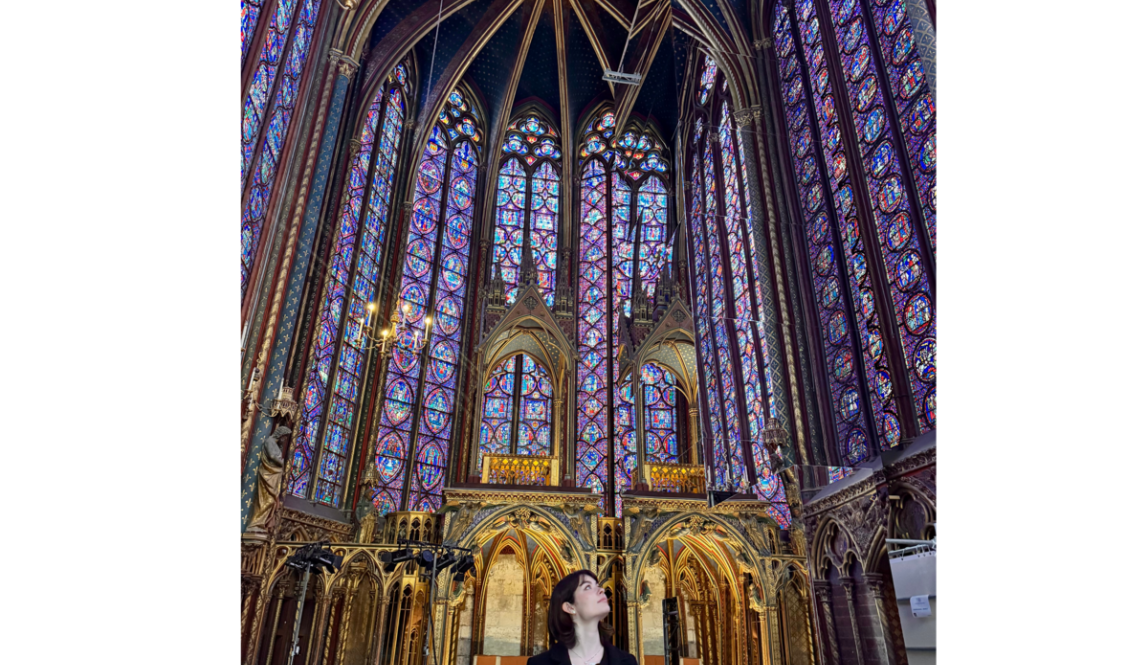 A girl inside La Sainte Chapelle Me